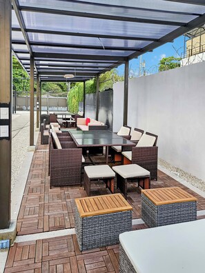 Outdoor dining - Zen inspired Villa in Jaco steps away from the beach with a roof top pool (Jaco)