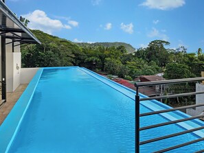 Outdoor pool - Zen inspired Villa in Jaco steps away from the beach with a roof top pool (Jaco)