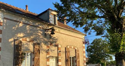 Former hamlet school, house with 500m2 enclosed grounds and swimming pool.