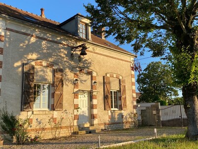 Former hamlet school, house with 500m2 enclosed grounds and swimming pool.