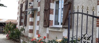 Former hamlet school, house with 500m2 enclosed grounds and swimming pool.