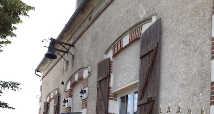 Former hamlet school, house with 500m2 enclosed grounds and swimming pool.