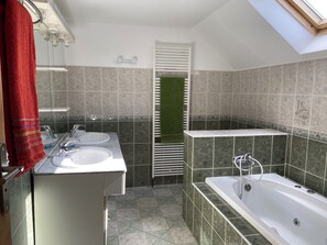 Shower, hair dryer, towels, toilet paper - Former hamlet school, house with 500m2 enclosed grounds and swimming pool. (saint cyr les colons)