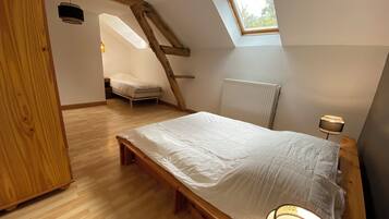 4 bedrooms, iron/ironing board, WiFi, bed sheets