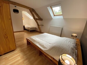 4 bedrooms, iron/ironing board, WiFi, bed sheets - Former hamlet school, house with 500m2 enclosed grounds and swimming pool. (saint cyr les colons)