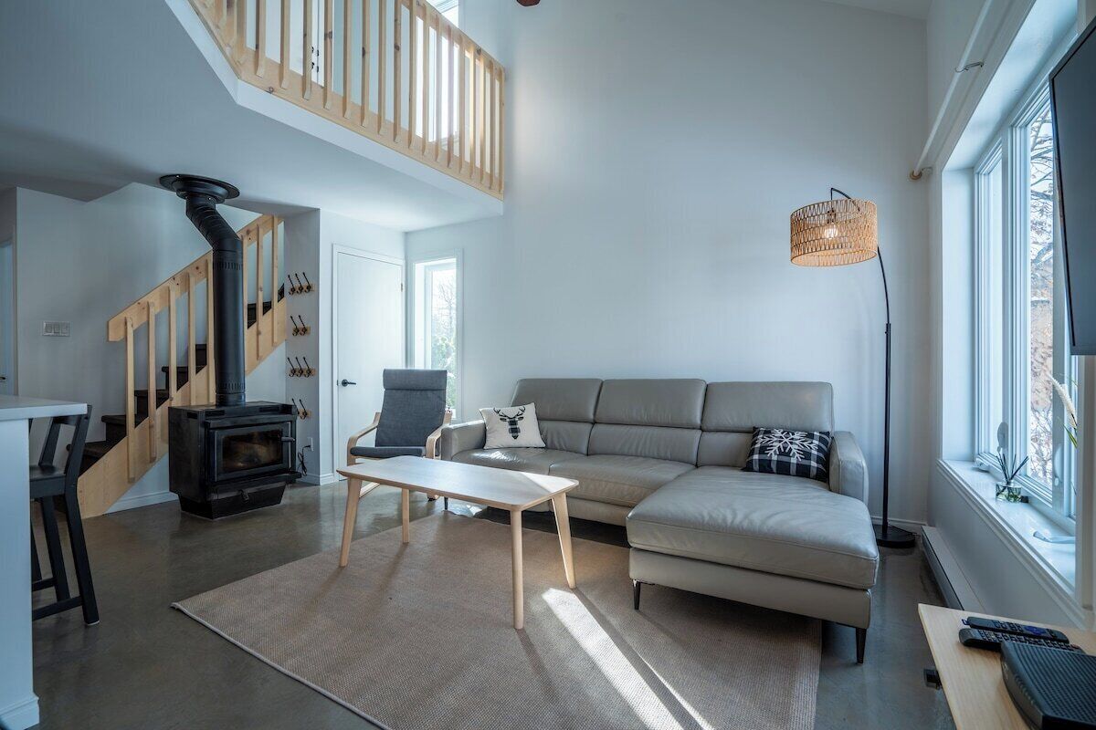 Televisión, chimenea y estéreo 