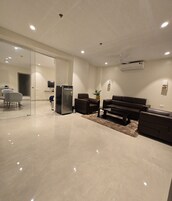 Luxury Suite | Desk, laptop workspace, blackout drapes, soundproofing