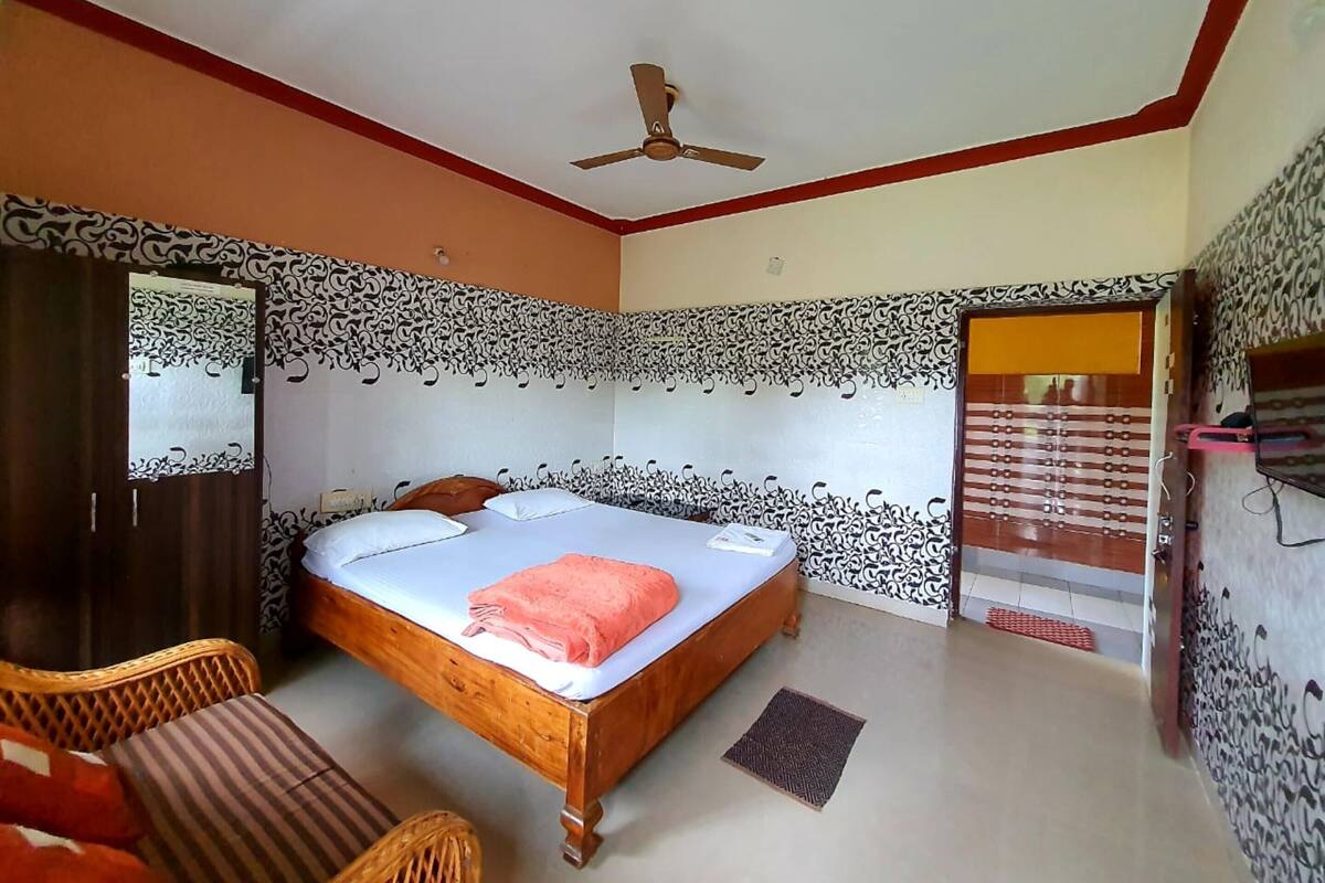 WiFi (free), bed sheets