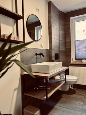 Een douche, een haardroger, handdoeken, zeep