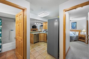 2 dormitorios, tabla de planchar con plancha, Internet y ropa de cama