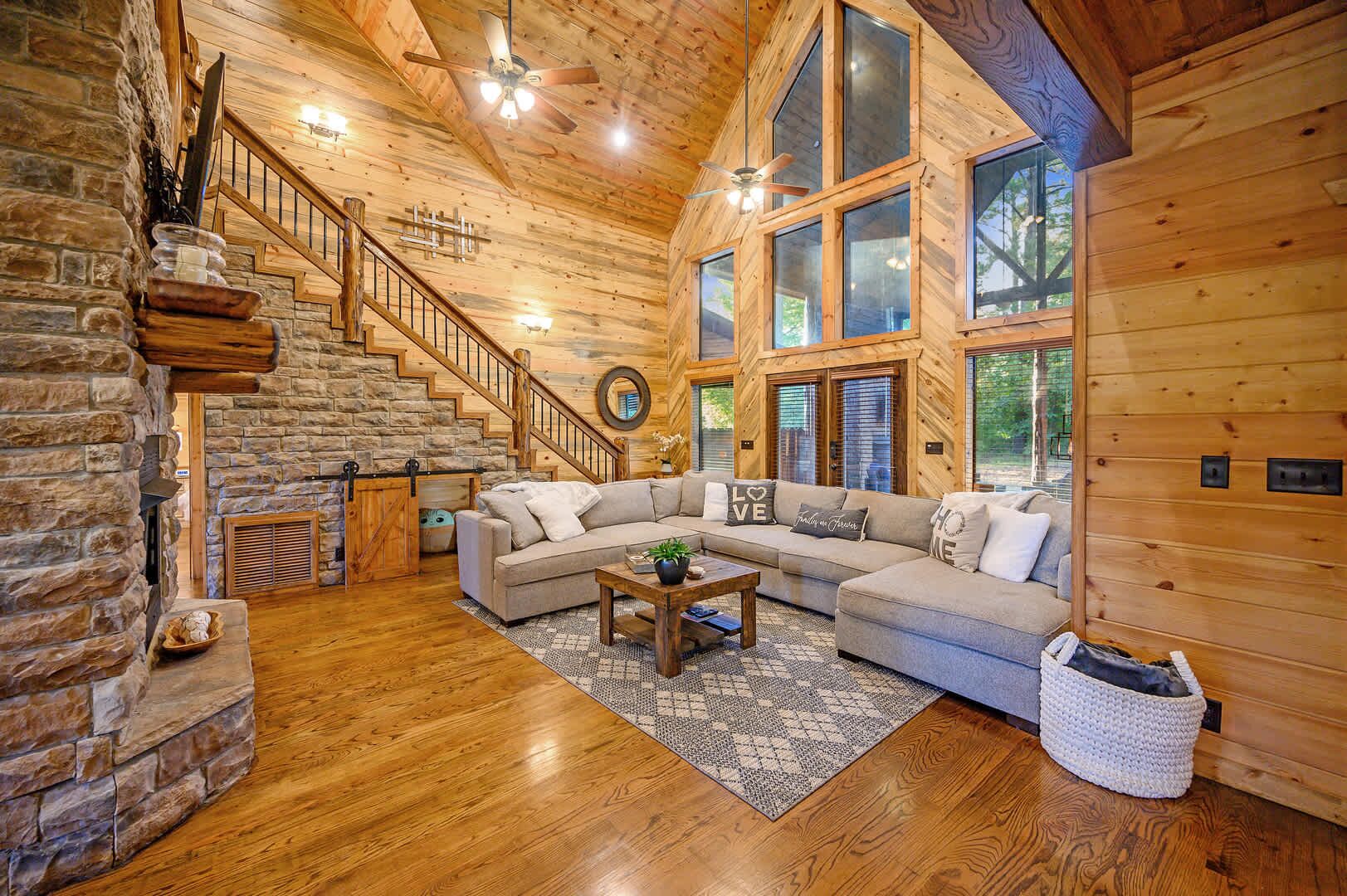 Télévision, cheminée, baby-foot, livres