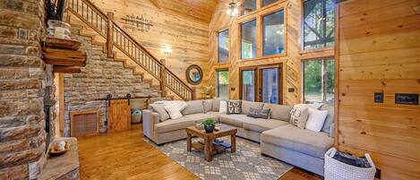 Televisión, chimenea, futbolito y libros