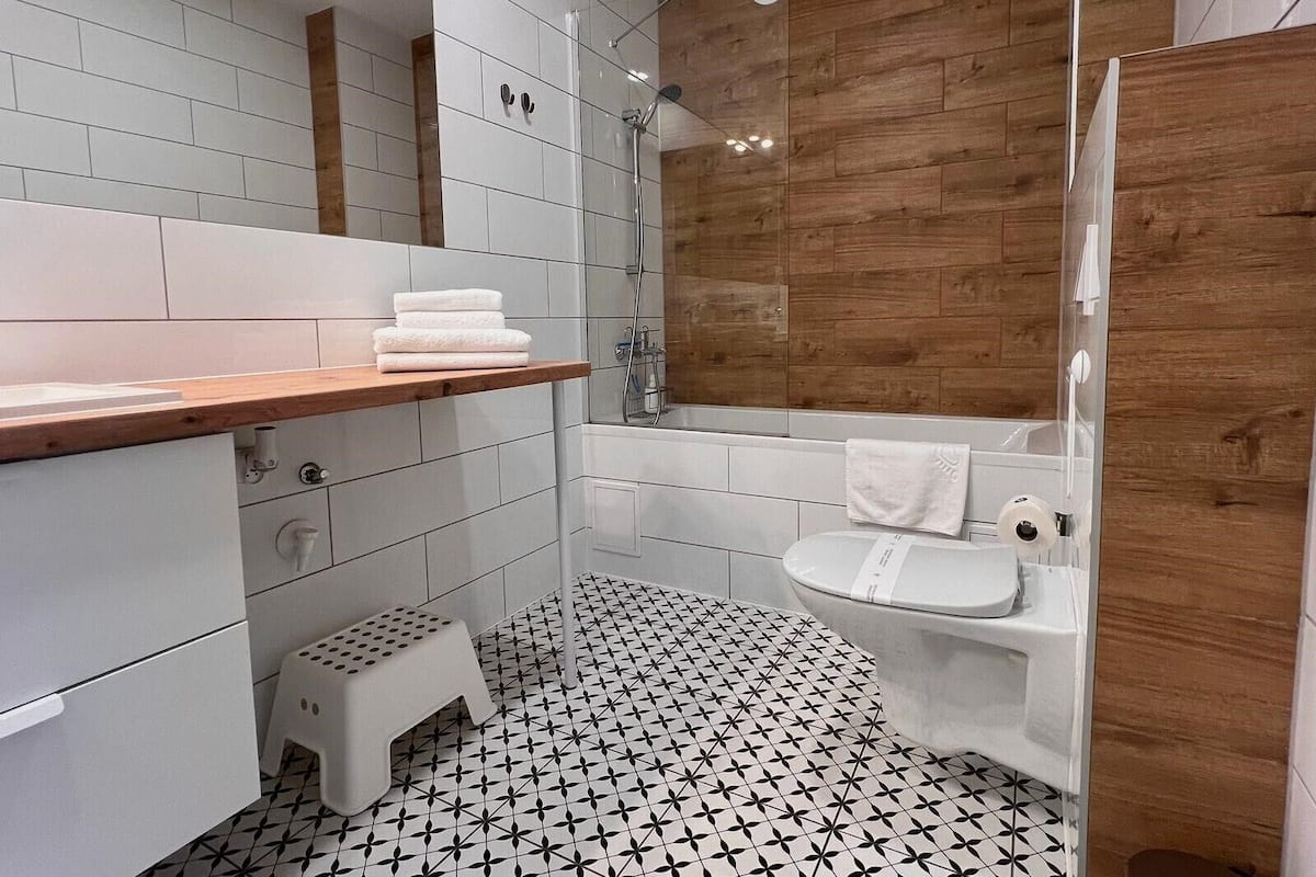 Apartamento superior | Baño | Secador de pelo, zapatillas, toallas y jabón