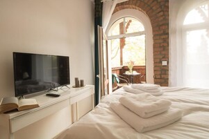 Tabla de planchar con plancha, wifi gratis y ropa de cama 