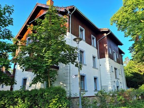 Vista frontal de la propiedad