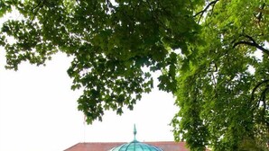 Un edificio con una cúpula central, columnas y un letrero que dice "Jungheim".