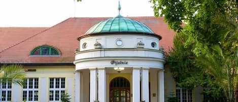 Un edificio con una cúpula central, columnas y un letrero que dice "Jungheim".