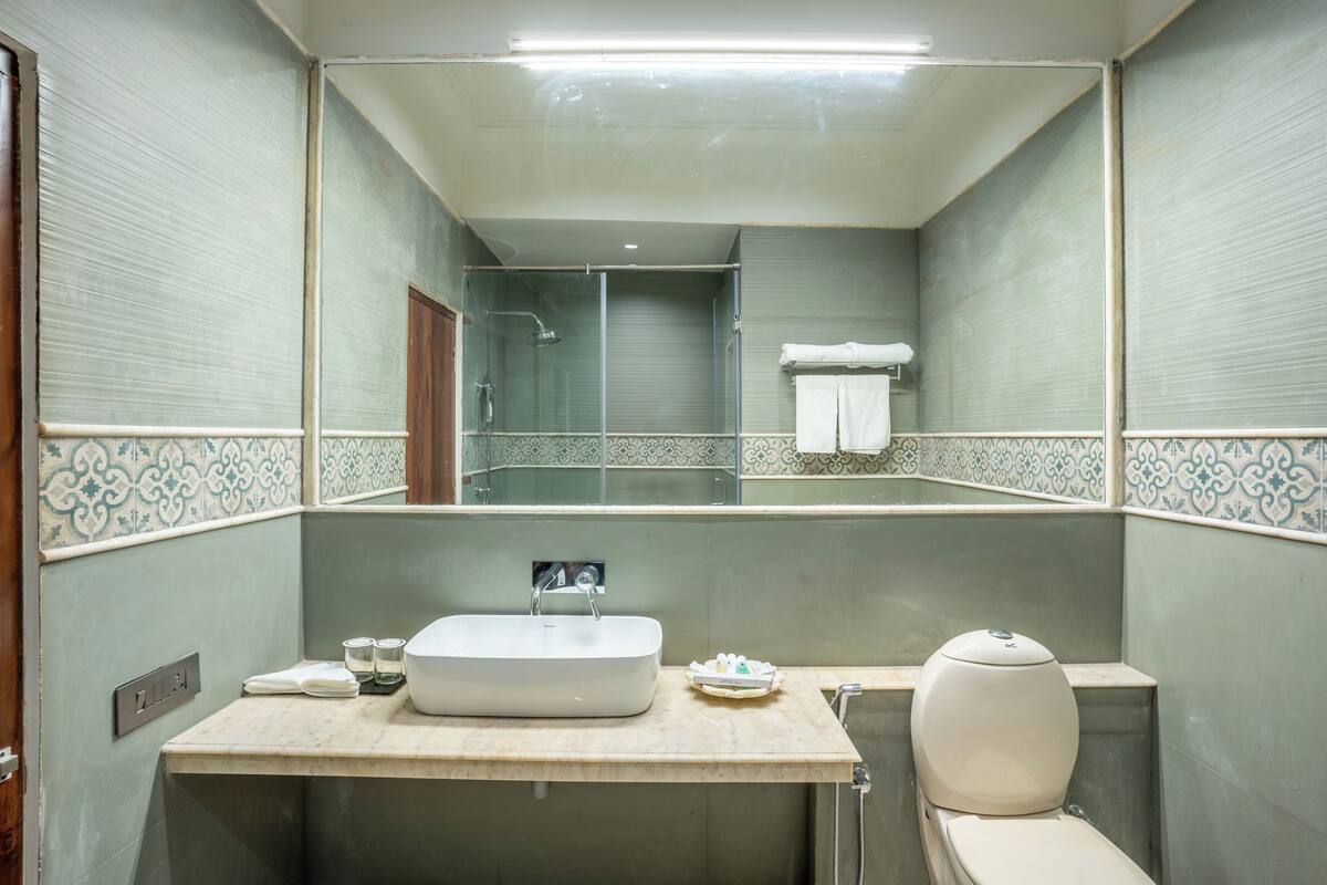Un baño con lavabo, inodoro y ducha.