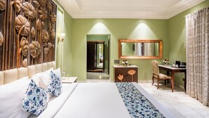 Ein Hotelzimmer mit einem großen Bett, einem Schreibtisch, einem Stuhl und einem Spiegel.