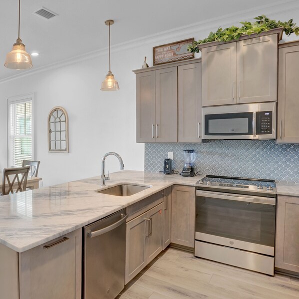 Een koelkast, een microgolfoven, een oven, een kookplaat