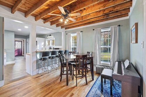 Serene 4-BR Farmhouse 5 min to Okemo