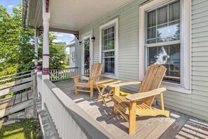 Terrace/patio - Serene 4-BR Farmhouse 5 min to Okemo (Ludlow)