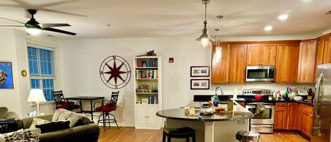 Micro-ondes, plaque de cuisson, lave-vaisselle, cafetière/bouilloire