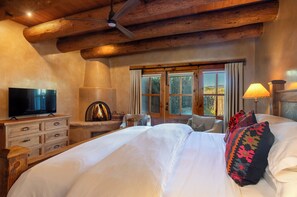 3 bedrooms, iron/ironing board, WiFi, bed sheets - Casa de Shaman | Luxury Eastside Retreat with Mountain Views (Santa Fe)