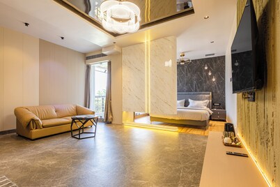 CVR'S HOTEL GLASS BIRD