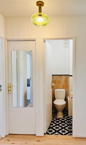 Dusche, Haartrockner, Handtücher, Toilettenpapier