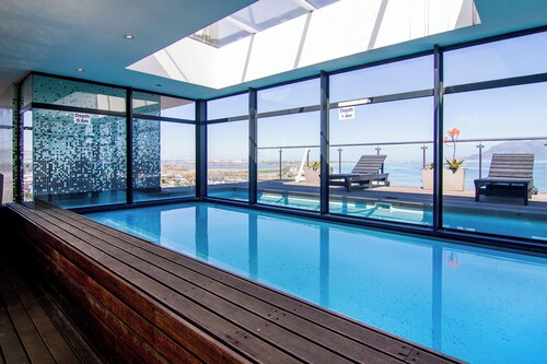 3-bedroom beach front apartment in Cape Town with Sea View and Robben Island