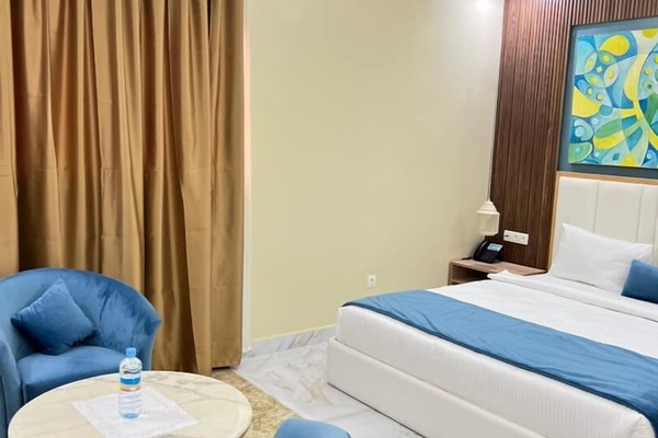 Caja de seguridad en la habitación y cortinas blackout