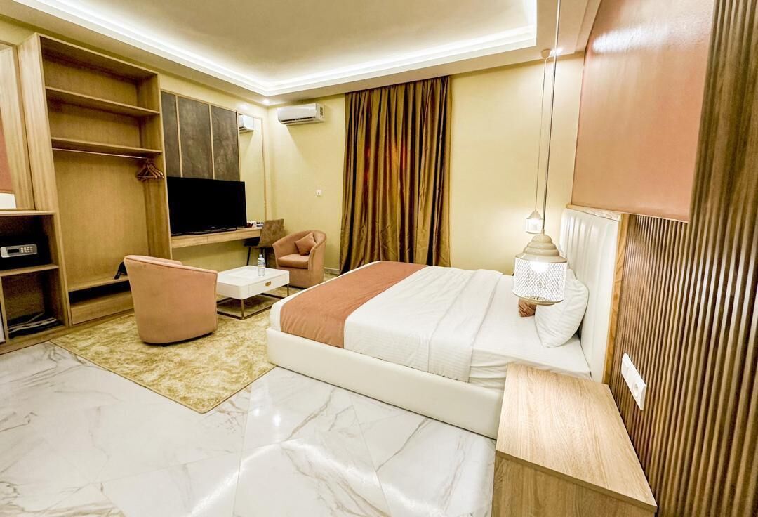 خزنة داخل الغرفة وستائر تعتيم وتجهيزات عازلة للصوت وواي فاي مجانًا