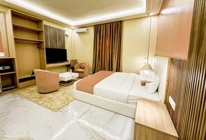 خزنة داخل الغرفة وستائر تعتيم وتجهيزات عازلة للصوت وواي فاي مجانًا