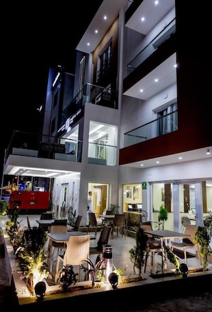 Fachada de la propiedad por la tarde o noche