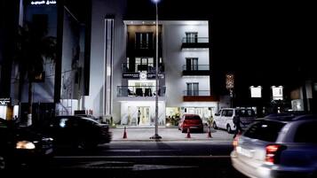 Fachada da propriedade à noite