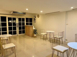 Living area - Comfy Crib Hostel 2  (Bangkok)