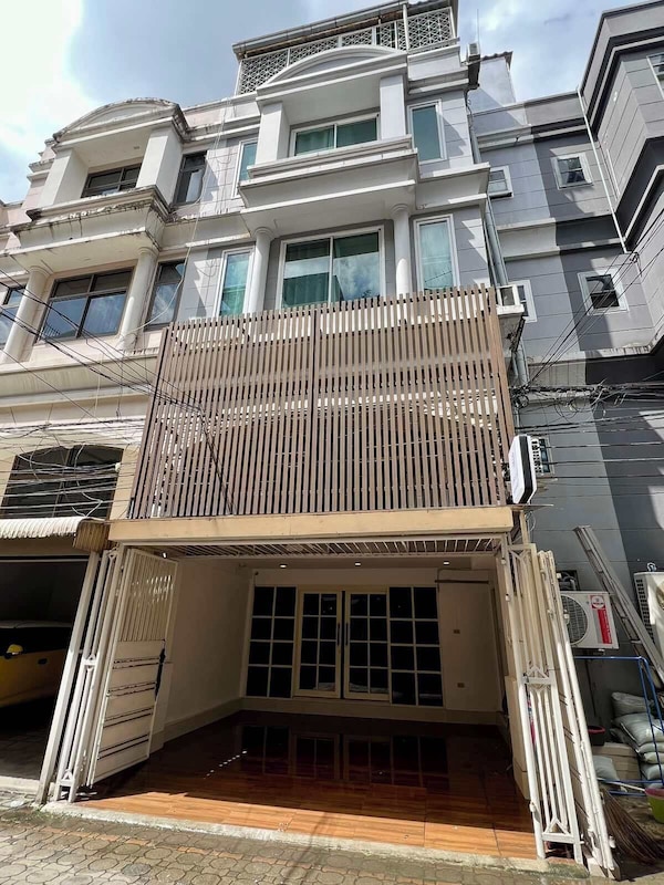 Comfy Crib Hostel 2 - Bangkok