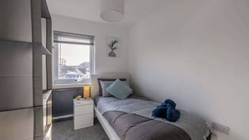 3 habitaciones, tabla de planchar con plancha, wifi y ropa de cama