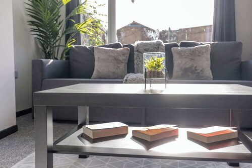 Modern 3 Bed House-Free Parking-by Holiday Homes