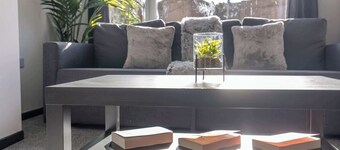 Modern 3 Bed House-Free Parking-by Holiday Homes