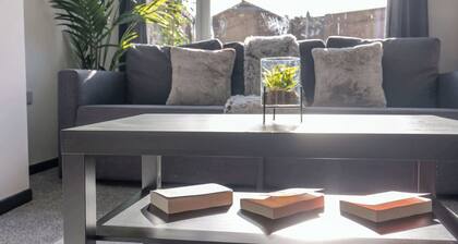 Modern 3 Bed House-Free Parking-by Holiday Homes