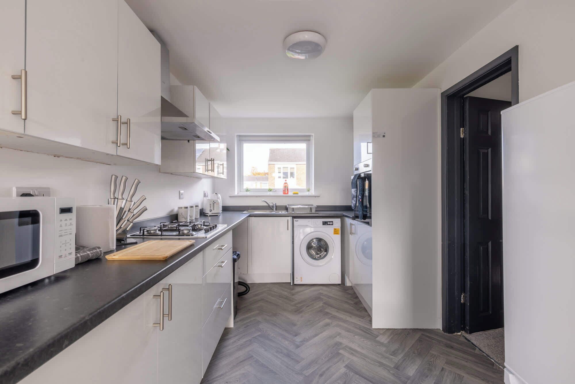 Geladeira, micro-ondas, fogão, cooktop