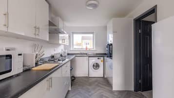 Geladeira, micro-ondas, fogão, cooktop