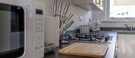 Een koelkast, een microgolfoven, een oven, een kookplaat