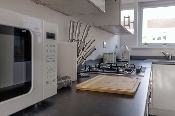 Réfrigérateur, four à micro-ondes, un four, surface de cuisson