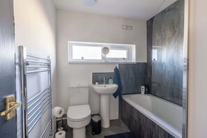 Regadera, secadora de cabello, shampoo 