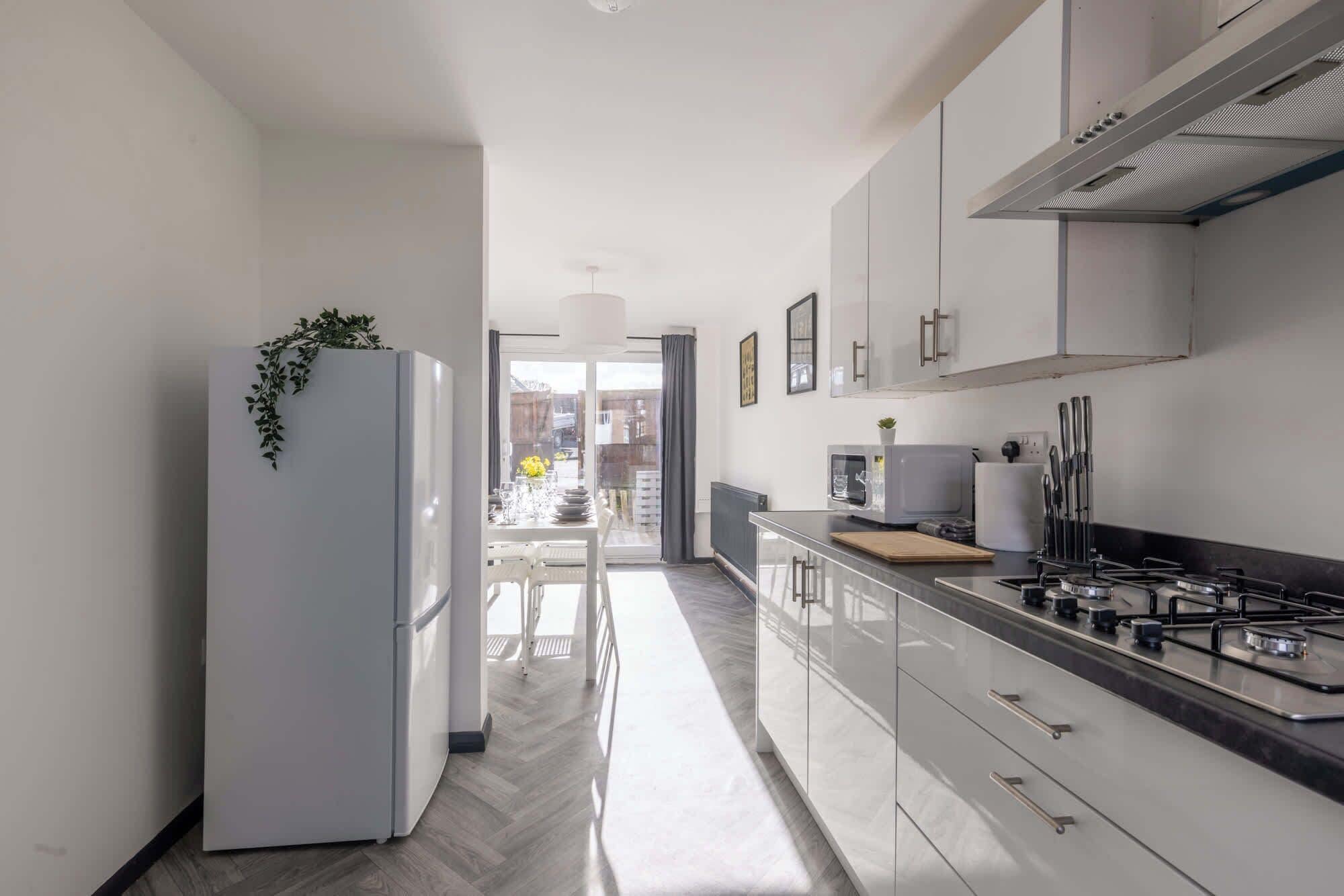 Geladeira, micro-ondas, fogão, cooktop