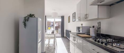 冷蔵庫、電子レンジ、オーブン、コンロ