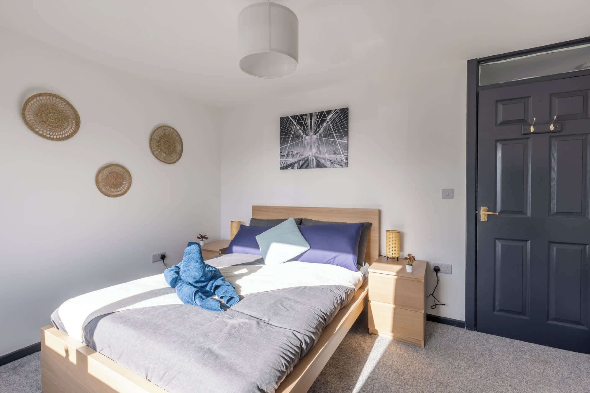 3 habitaciones, tabla de planchar con plancha, wifi y ropa de cama 